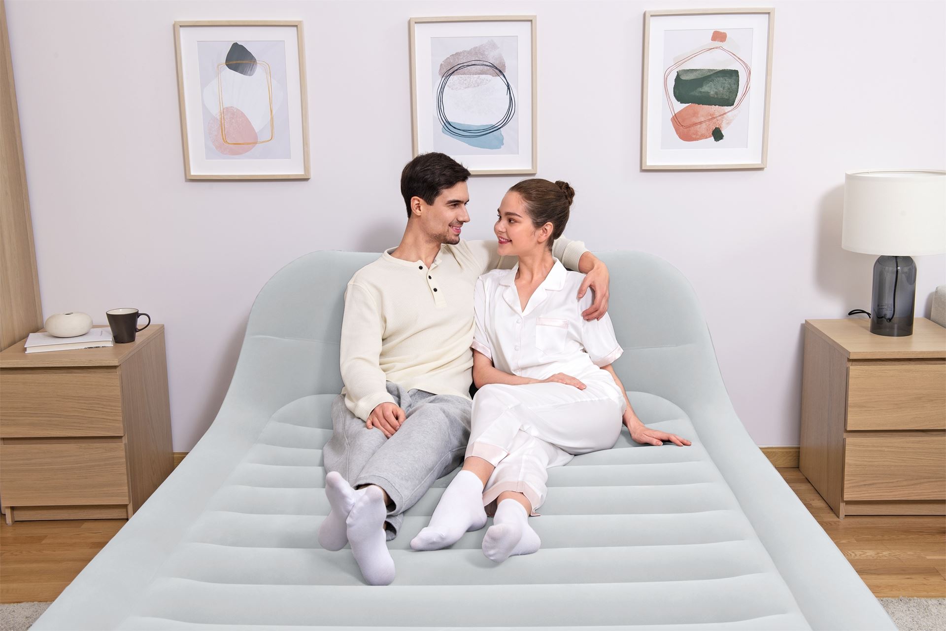 Bestway matelas d'air 'Tritech Queen' - 226x152x84 cm - avec grand oreiller, côté, pompe incorporée et valve de dégonflage - bleu/gris Bestway-2-26m-x-1-52m-x-84cm-Tritech-SleekFlow-Headboard-Air-Mattress-Queen-Built-in-AC-pump