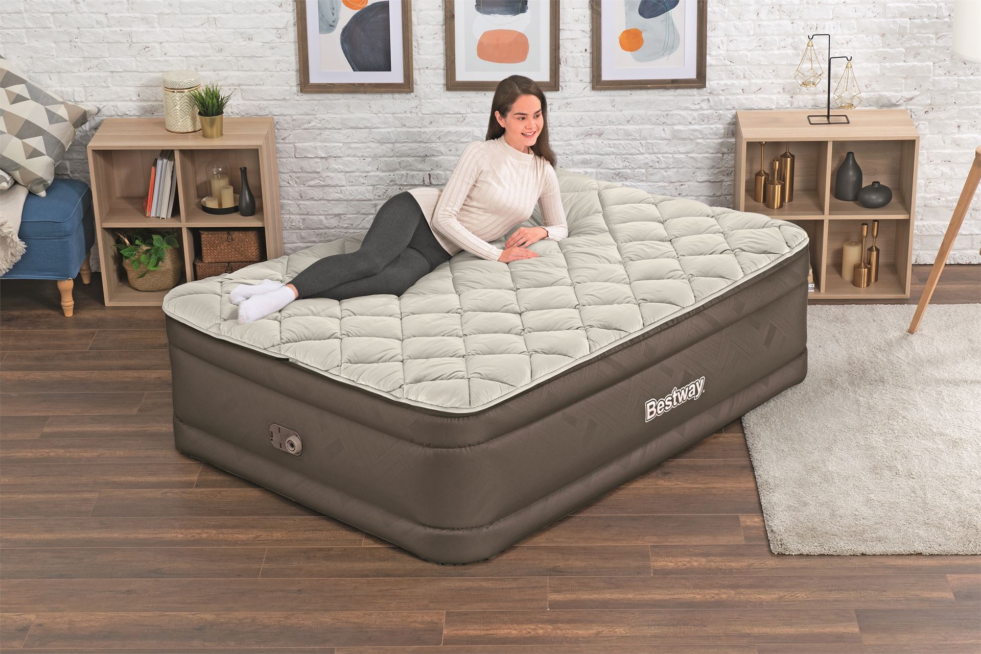 Bestway matelas d'air 'Fortech Queen' - 203x152x51 cm - avec pompe incorporée - brun/gris Bestway-2-03m-x-1-52m-x-51cm-Fortech-Duvet-Top-Air-Mattress-Queen-Built-in-AC-Pump