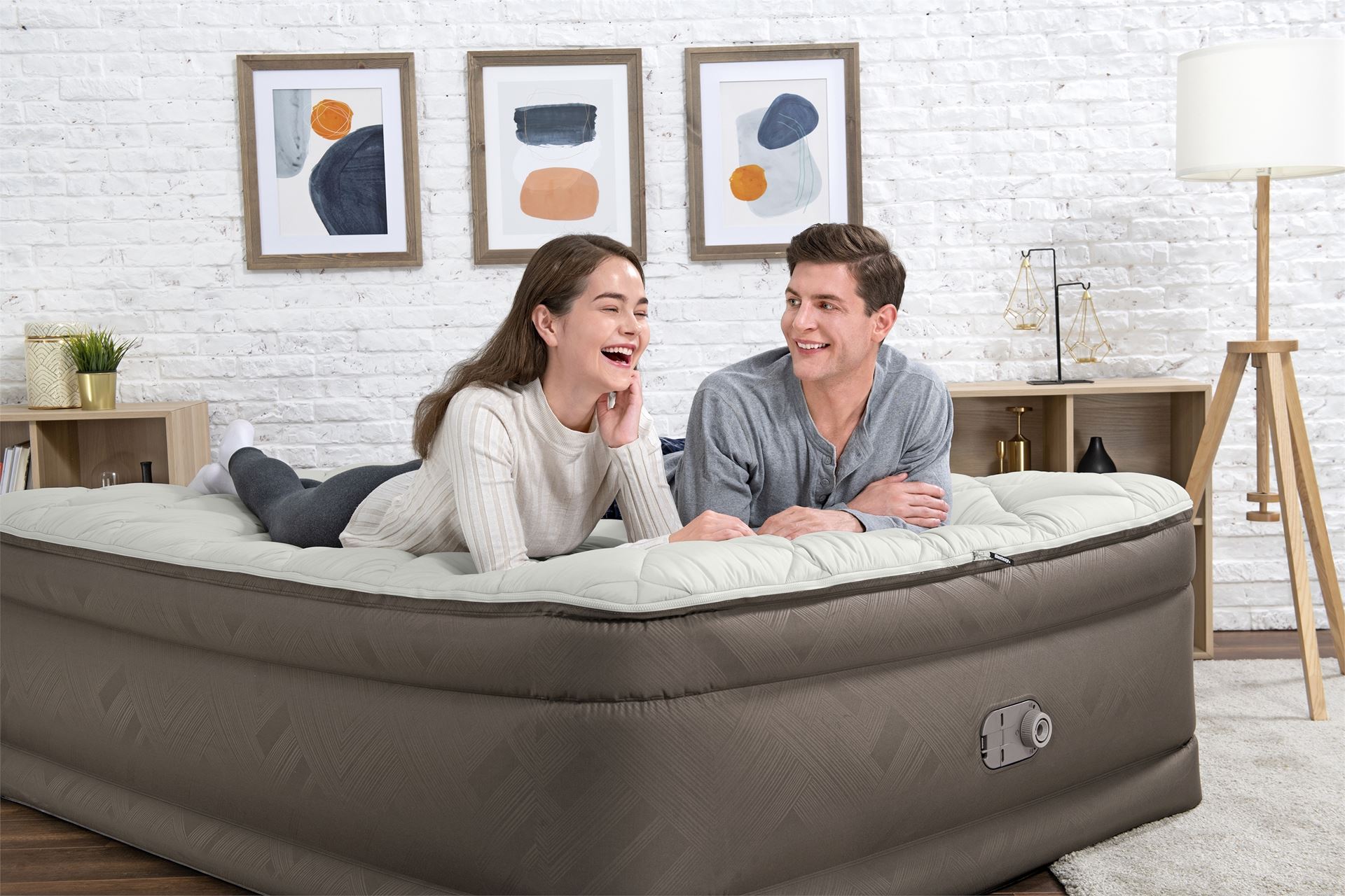 Bestway matelas d'air 'Fortech Queen' - 203x152x51 cm - avec pompe incorporée - brun/gris Bestway-2-03m-x-1-52m-x-51cm-Fortech-Duvet-Top-Air-Mattress-Queen-Built-in-AC-Pump
