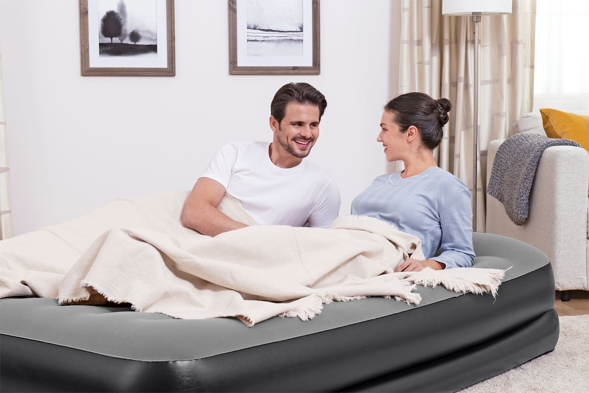Bestway luchtbed 'Tritech Queen' - 203x152x46 cm - met ingebouwde pomp, leegloopventiel en hoofdkussen - zwart/grijs Bestway-2-03m-x-1-52m-x-46cm-Tritech-Air-Mattress-Queen-Built-in-AC-pump