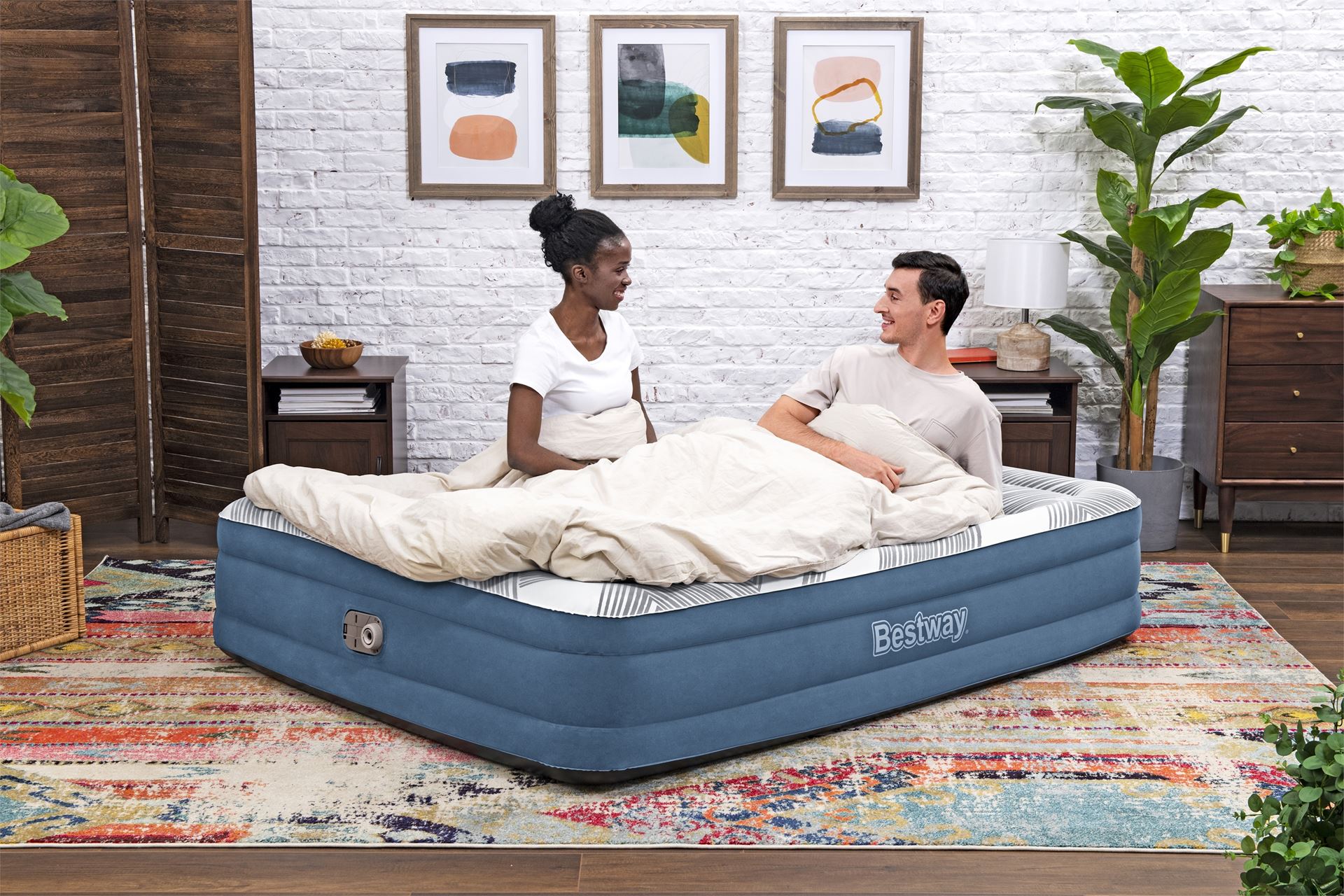 Bestway matelas à air 'Tritech Queen' - 203x152x36 cm - avec côté, pompe intégrée Bestway-2-03m-x-1-52m-x-36cm-Tritech-Fashion-Flock-Air-Mattress-Queen-Built-in-AC-Pump