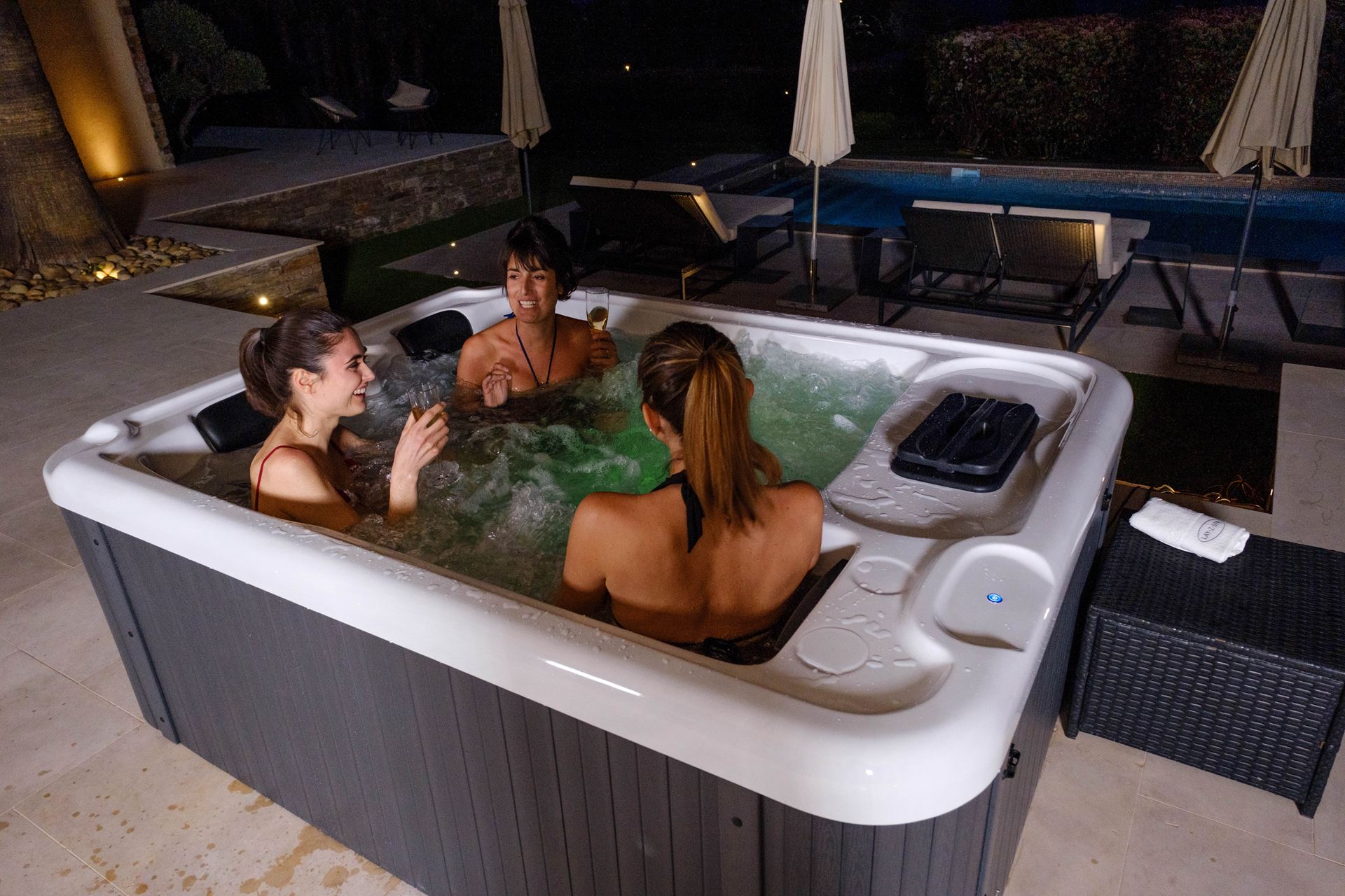 Bestway-Acryl-vaste-Hydrojet-spa-3-personen-10-jets-14-luchtstralen-210x158x75cm
