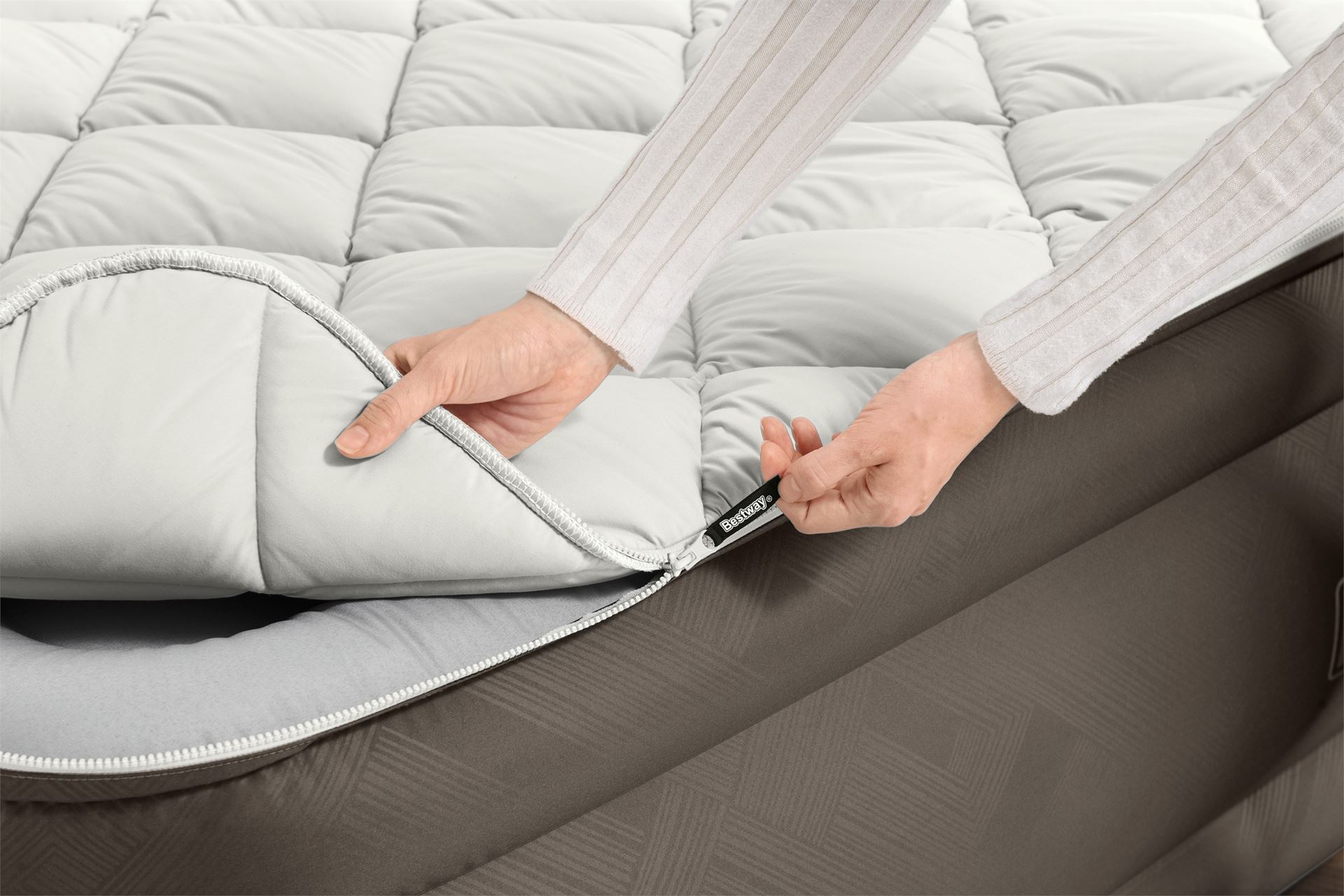 Bestway matelas d'air 'Fortech Queen' - 203x152x51 cm - avec pompe incorporée - brun/gris Bestway-2-03m-x-1-52m-x-51cm-Fortech-Duvet-Top-Air-Mattress-Queen-Built-in-AC-Pump